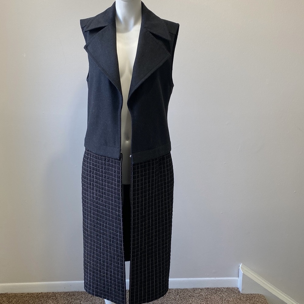 Trouve Sleeveless Style Zippered Jacket